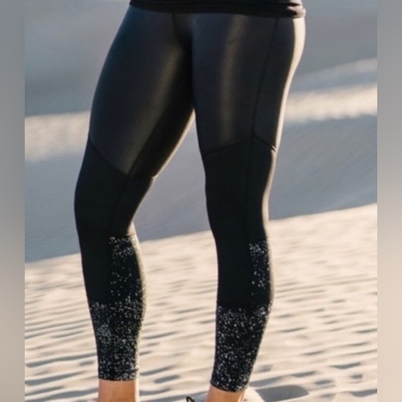 Zyia Black Reflective Metallic Light N Flight Tight 7/8 Leggings. Size 8-10. - Picture 5 of 17